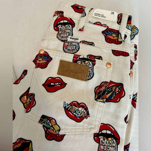 Wrangler Barrel 652 High Rise Jeans, Read My Lips print, NWT - Picture 2 of 8